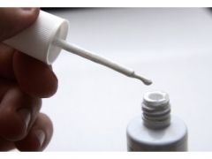 Korektor w płynie z pędzelkiem 20ml